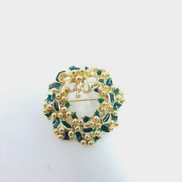 Vintage Christmas Wreath Brooch, Green Enamel and Gold Tone Holiday Winter Pin - Picture 5 of 5
